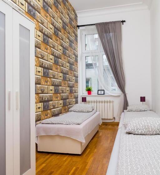 اتاق استاندارد سه تخته با سرویس بهداشتی مشترک, Retro Hostel