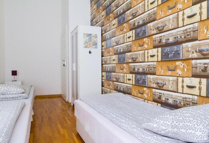 اتاق استاندارد سه تخته با سرویس بهداشتی مشترک, Retro Hostel