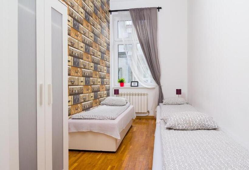 اتاق استاندارد سه تخته با سرویس بهداشتی مشترک, Retro Hostel