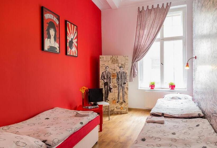 اتاق استاندارد سه تخته با سرویس بهداشتی مشترک, Retro Hostel