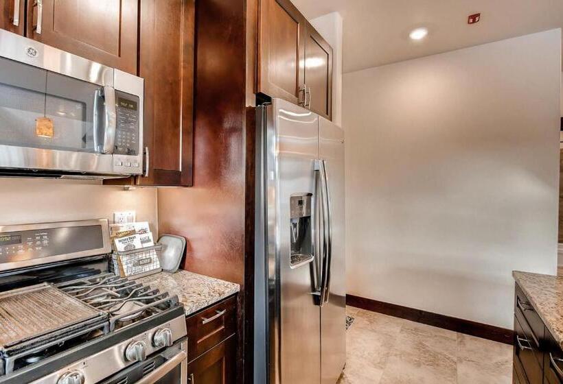 آپارتمان 3 خوابه, Blue River Condo Unit 203