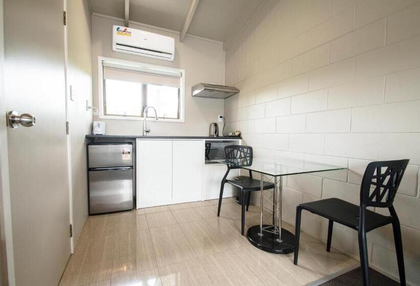 스탠다드 스튜디오, Middlemore Motel