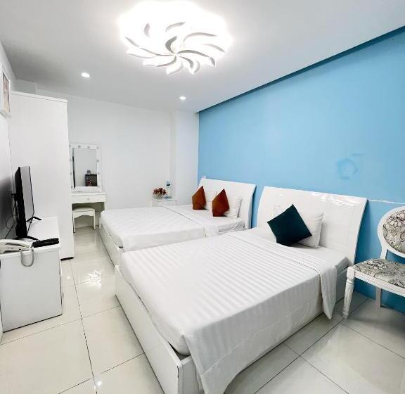 اتاق لوکس سه تخته, Valentine Luxury Hotel   31 Bui Vien Street