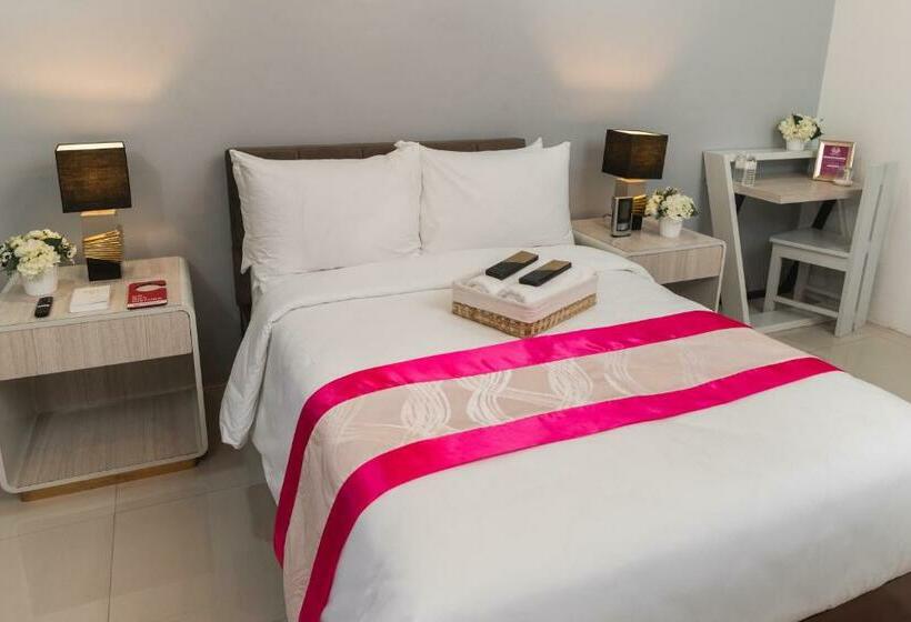 디럭스 룸, Monica Midtown Suites
