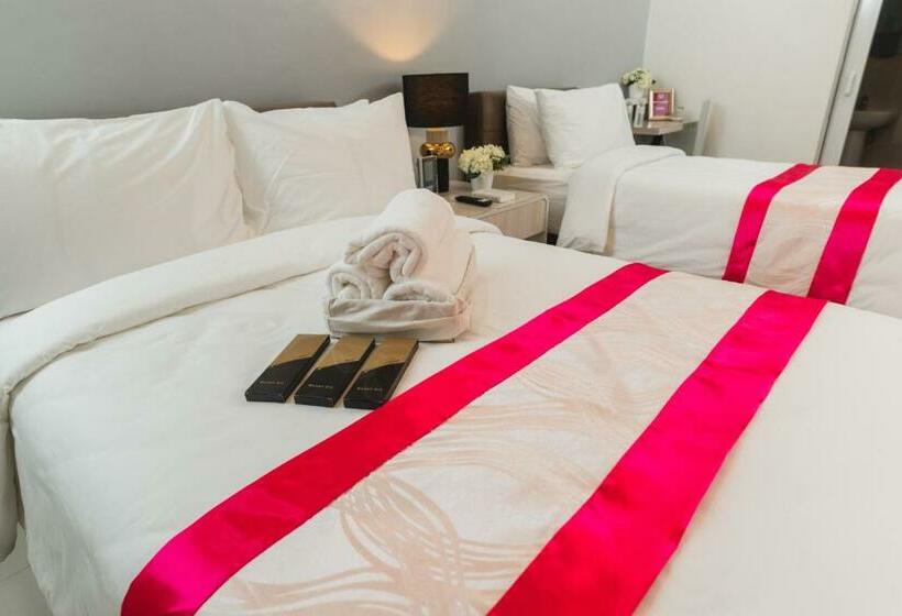 디럭스 룸, Monica Midtown Suites