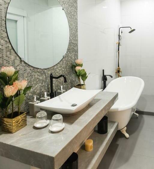 스위트 킹사이즈 침대, Monica Midtown Suites