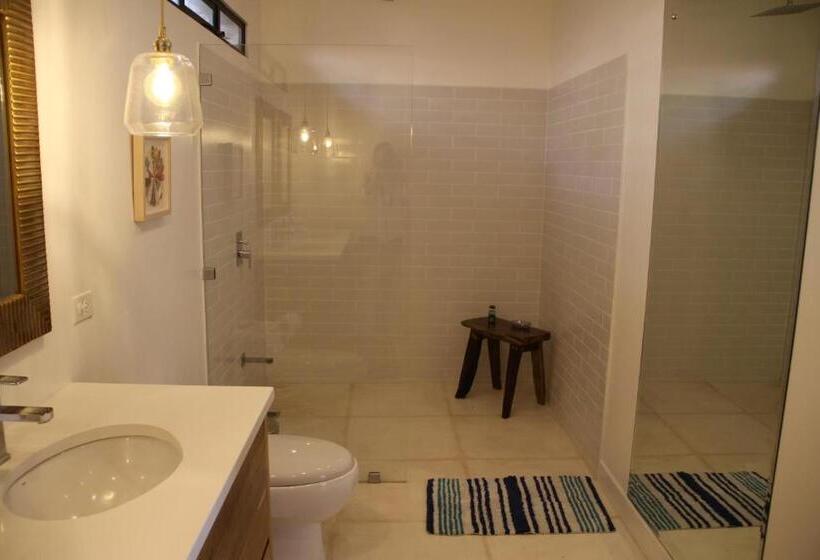 اتاق سوپریور سه تخته, Casa Vitality Bed And Breakfast   Playa Guiones, Nosara   4 Minute Walk To The Beach
