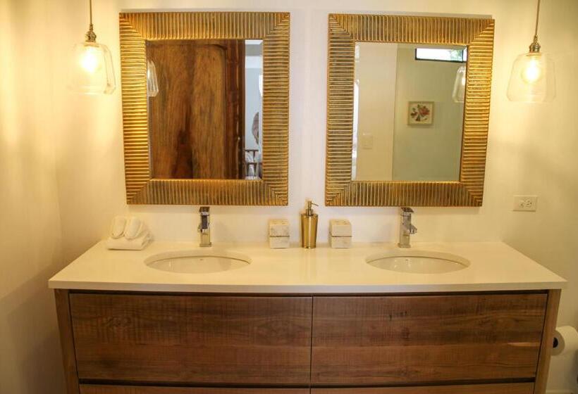 اتاق سوپریور سه تخته, Casa Vitality Bed And Breakfast   Playa Guiones, Nosara   4 Minute Walk To The Beach