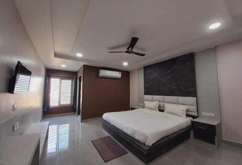اتاق لوکس, Nirmalya Inn