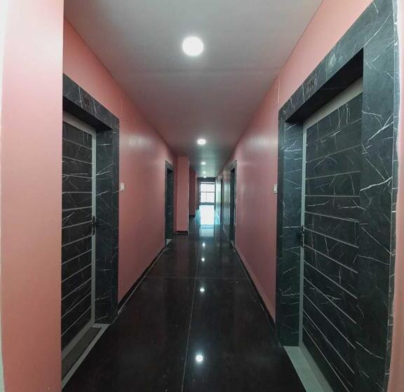 اتاق لوکس, Nirmalya Inn