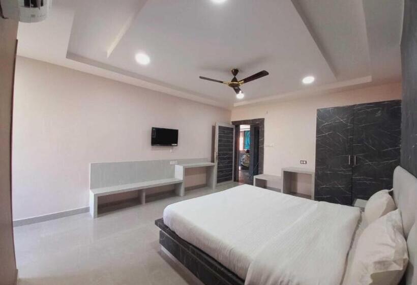 اتاق لوکس, Nirmalya Inn