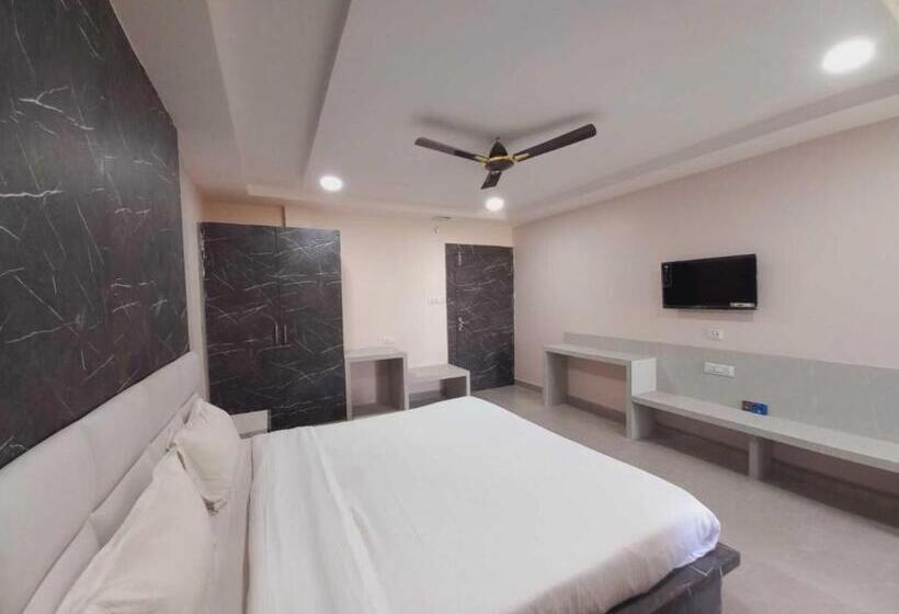 اتاق لوکس, Nirmalya Inn