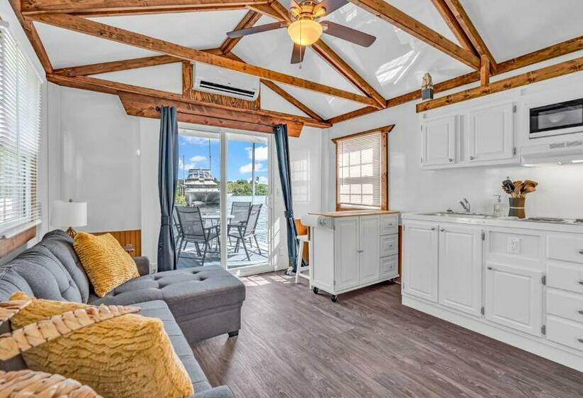 بانگلوی لوکس, Aqua Lodges At Coconut Cay Rv And Marina