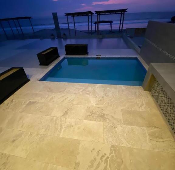 اتاق لوکس با چشم‌انداز دریا, Riviera Vichayito