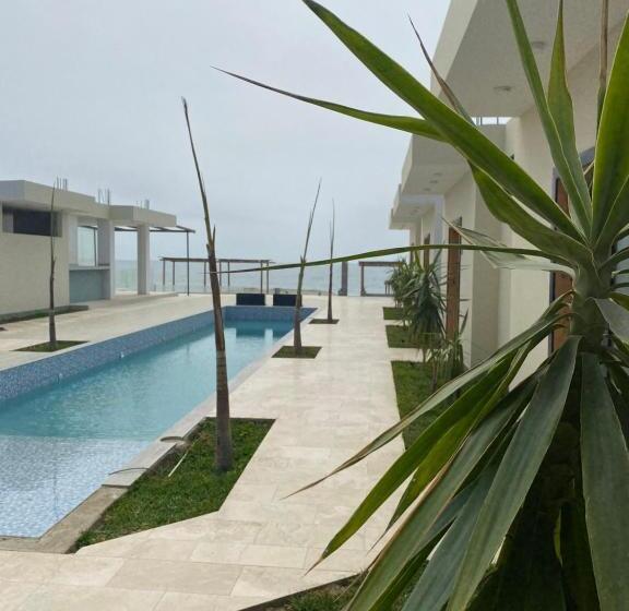 اتاق لوکس با چشم‌انداز دریا, Riviera Vichayito