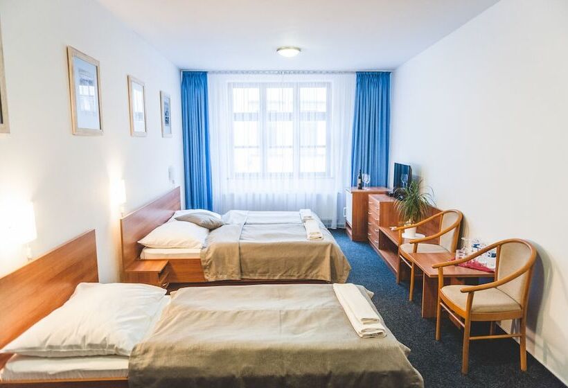 اتاق استاندارد سه نفره, U české Koruny