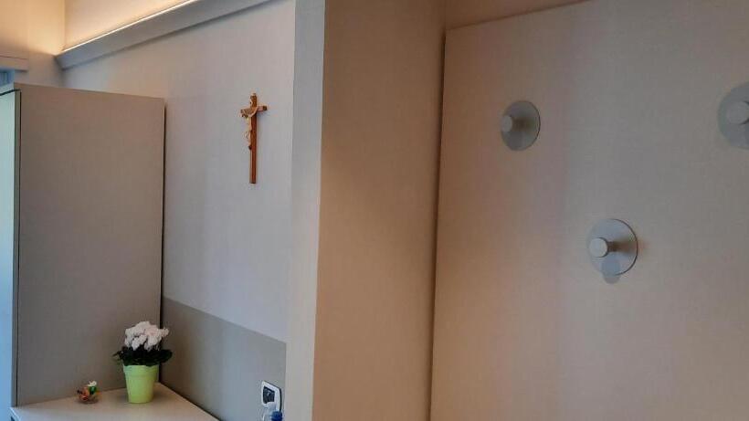 اتاق کلاسیک سه تخته, Casa Diocesana Di Altavilla