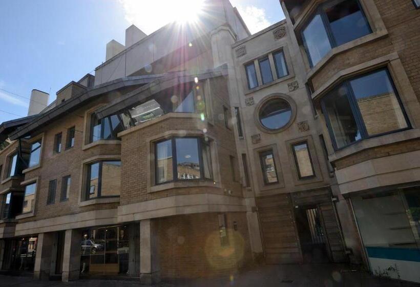اتاق استاندارد یک تخته با سرویس بهداشتی مشترک, Christ S College Cambridge