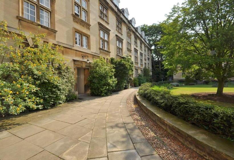 اتاق استاندارد یک تخته با سرویس بهداشتی مشترک, Christ S College Cambridge