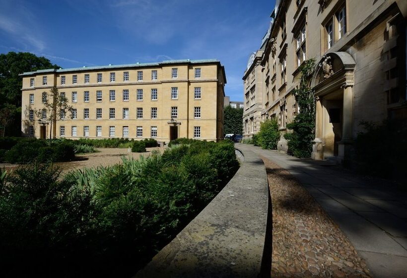 اتاق استاندارد یک تخته با سرویس بهداشتی مشترک, Christ S College Cambridge