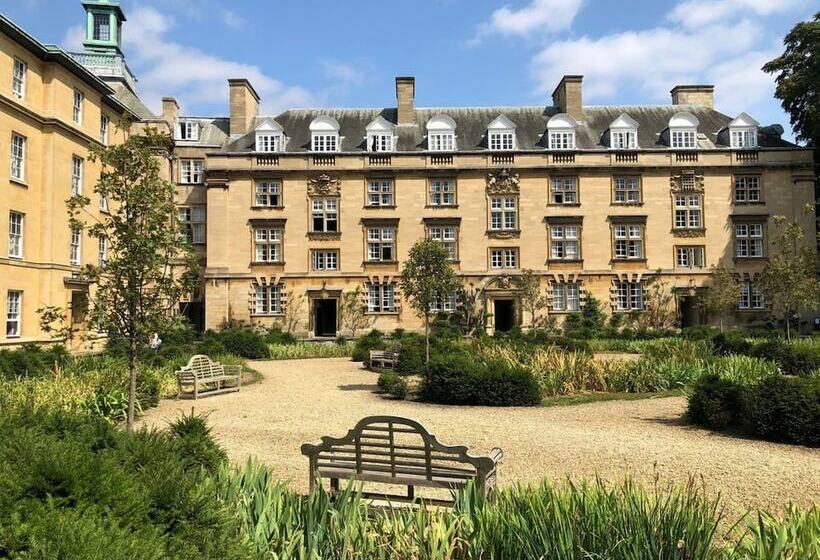 اتاق استاندارد یک تخته با سرویس بهداشتی مشترک, Christ S College Cambridge