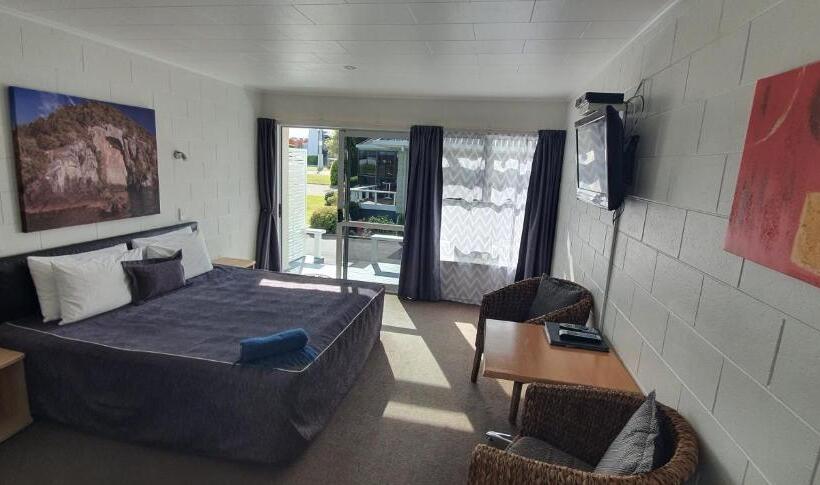 Standard Studio, Accent On Taupo Motor Lodge