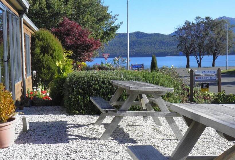 스탠다드 스튜디오, Lakefront Lodge