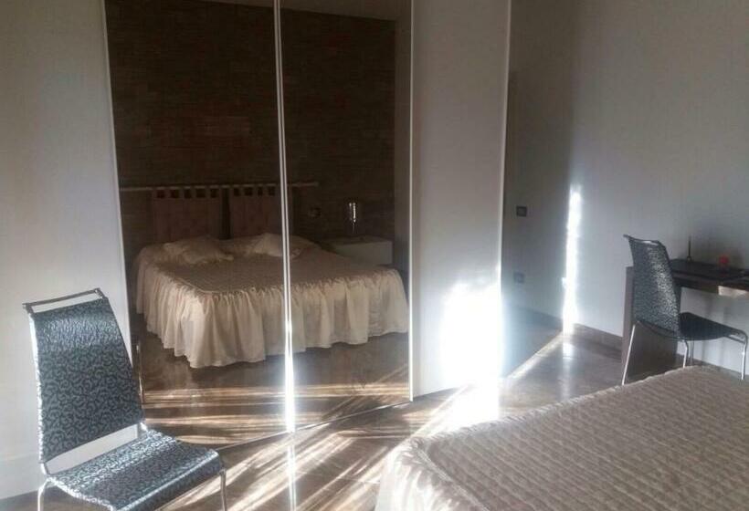 Номер Стандарт Вид на Бассейн, Tonini House