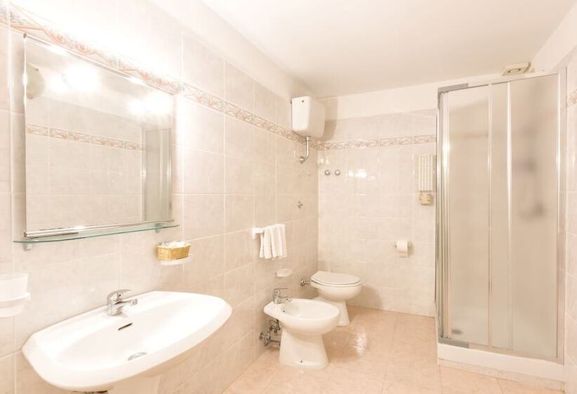 Четырехместный Номер Стандарт, Sisters Hostel