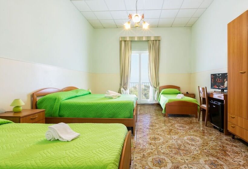 Четырехместный Номер Стандарт Вид на Море, Sisters Hostel