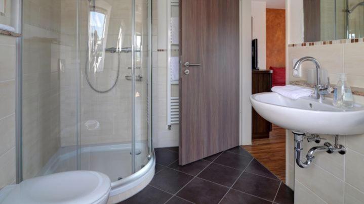 Четырехместный Номер Стандарт, Garni Hotel Henn
