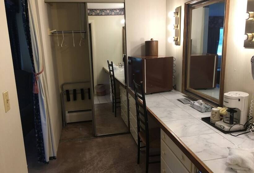 Номер Deluxe, Weathervane Motel
