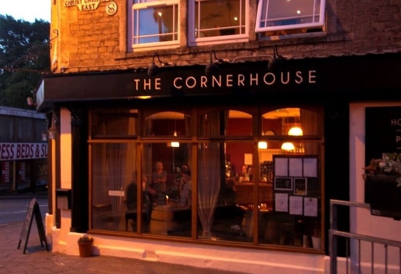 اتاق استاندارد چهار تخته, The Corner House