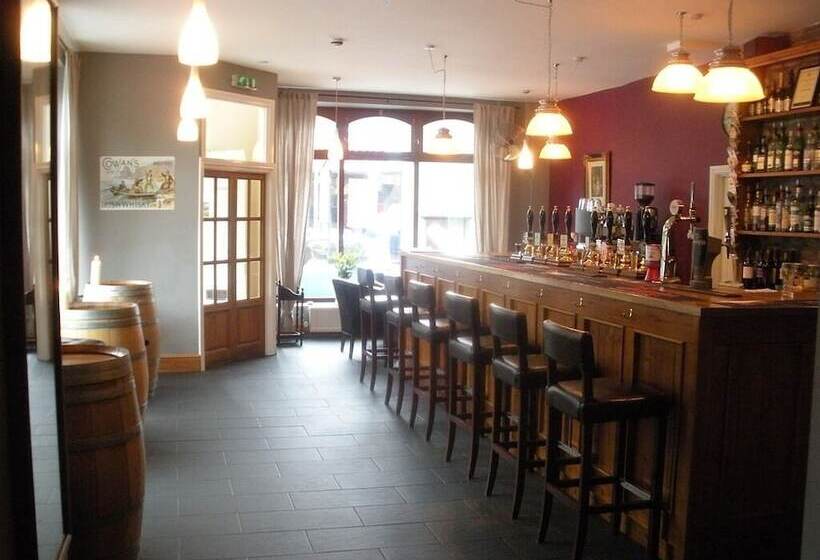 اتاق استاندارد چهار تخته, The Corner House