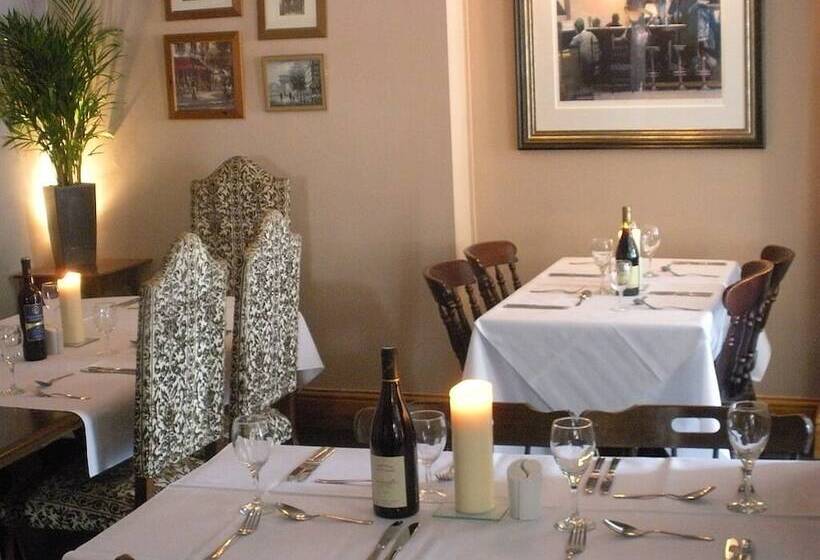اتاق استاندارد چهار تخته, The Corner House