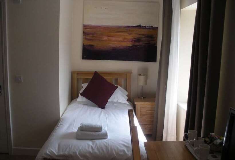 اتاق استاندارد چهار تخته, The Corner House