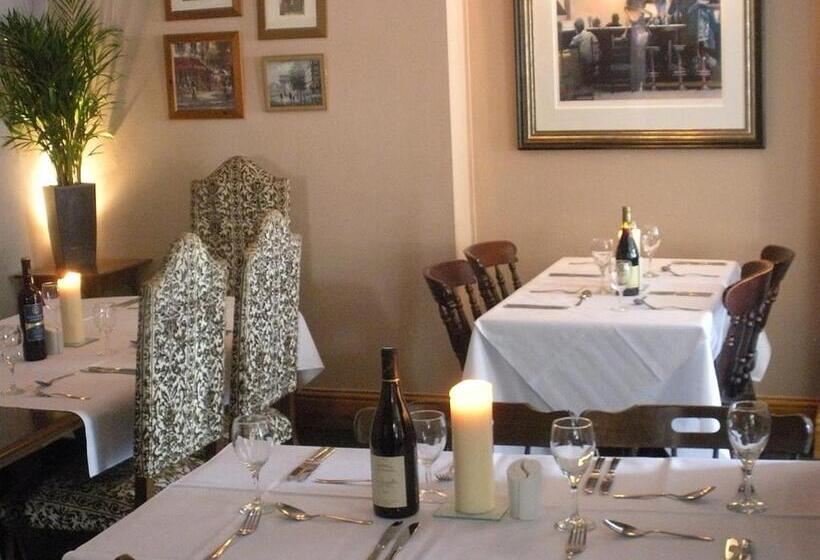 اتاق استاندارد چهار تخته, The Corner House