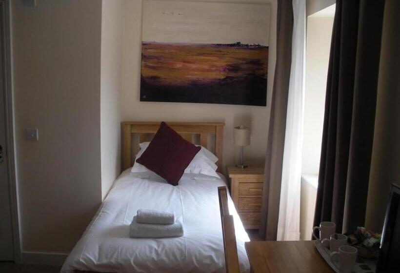 اتاق استاندارد چهار تخته, The Corner House