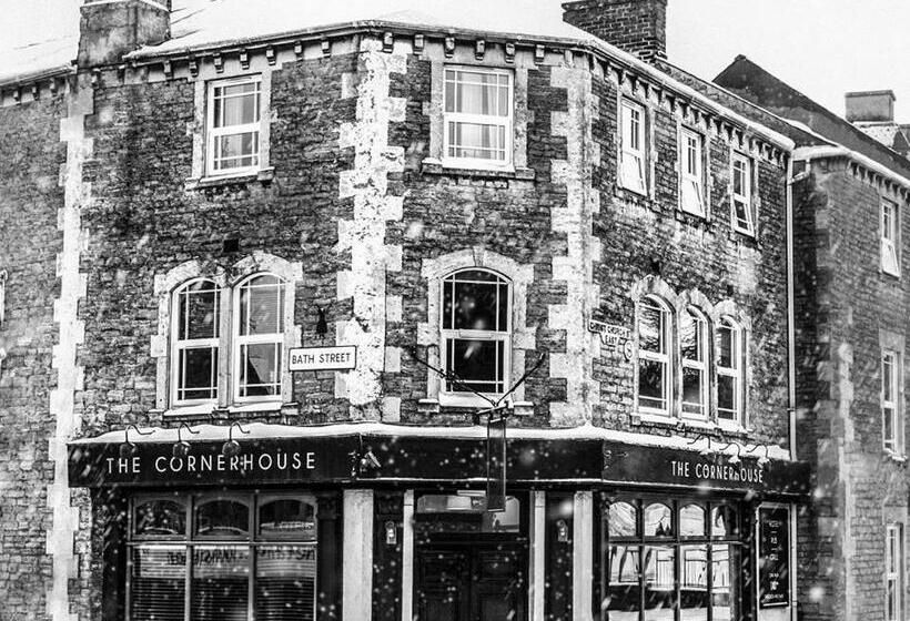 اتاق استاندارد سه نفره, The Corner House