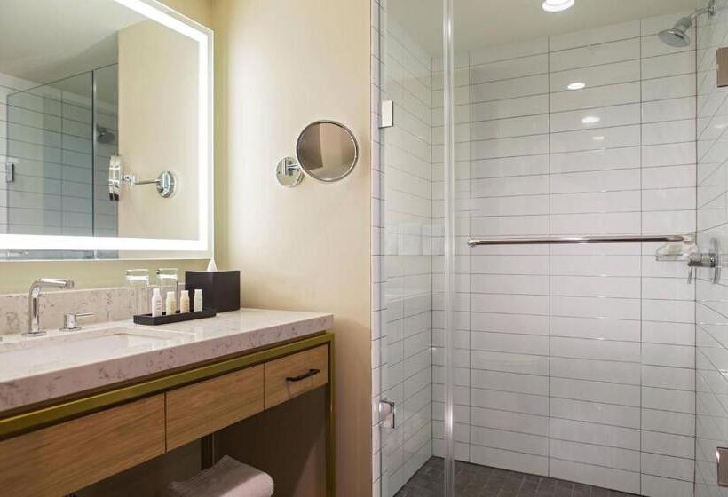 اتاق استاندارد با تخت بزرگ, Renaissance Allentown