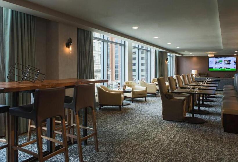 اتاق اجرایی با تخت بزرگ, Renaissance Allentown