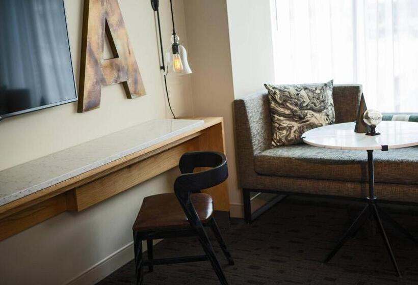 اتاق اجرایی با تخت بزرگ, Renaissance Allentown