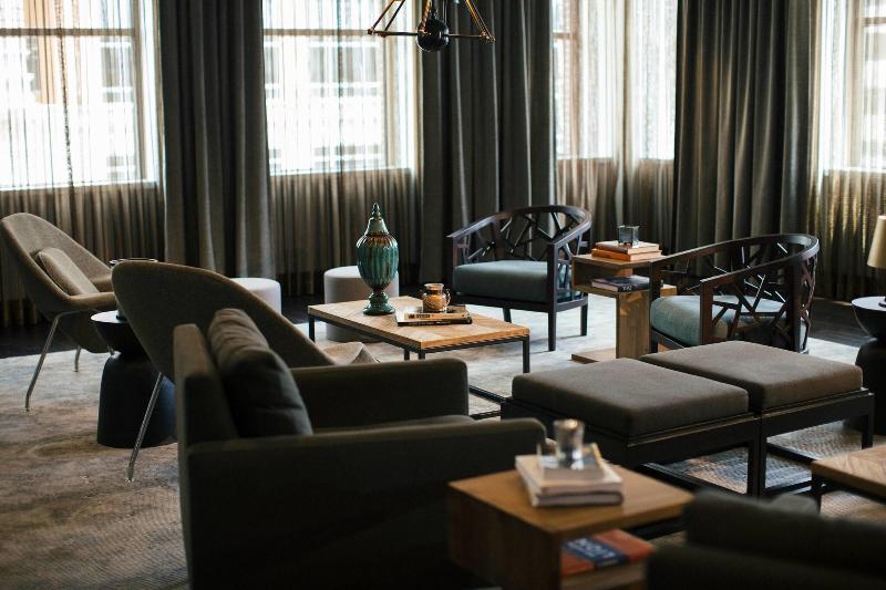 اتاق اجرایی با تخت بزرگ, Renaissance Allentown