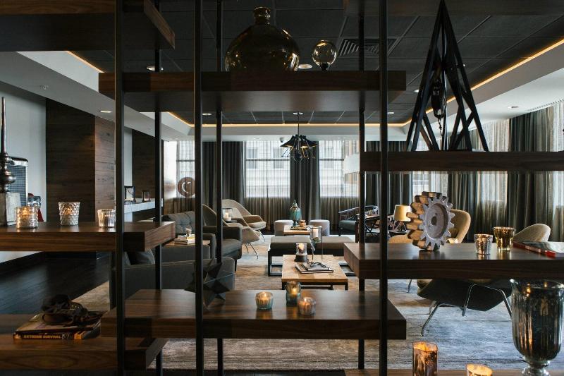 اتاق اجرایی با تخت بزرگ, Renaissance Allentown