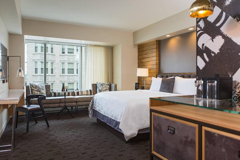 اتاق اجرایی با تخت بزرگ, Renaissance Allentown