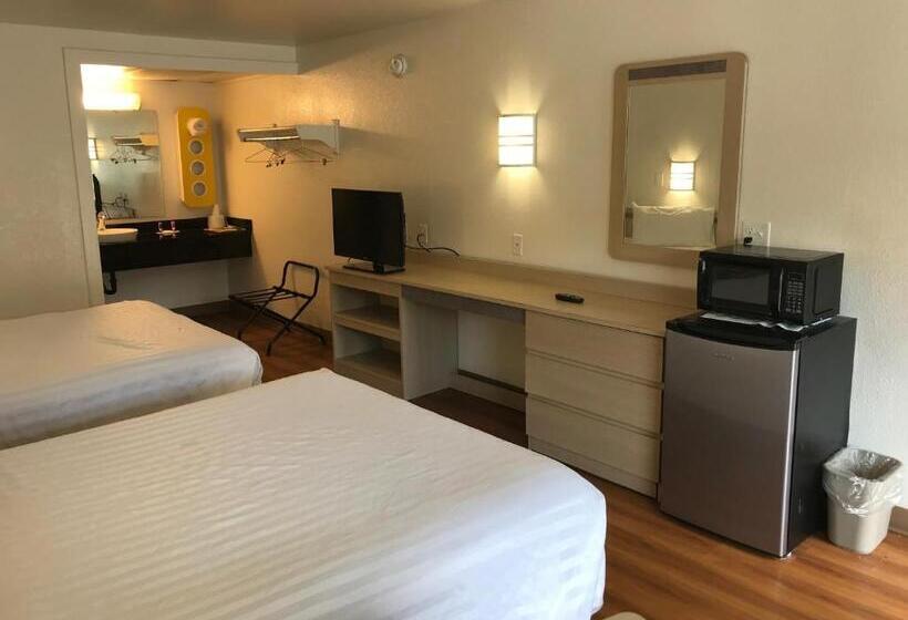 장애인을 위한 스탠다드 룸, Travelodge By Wyndham Fayetteville