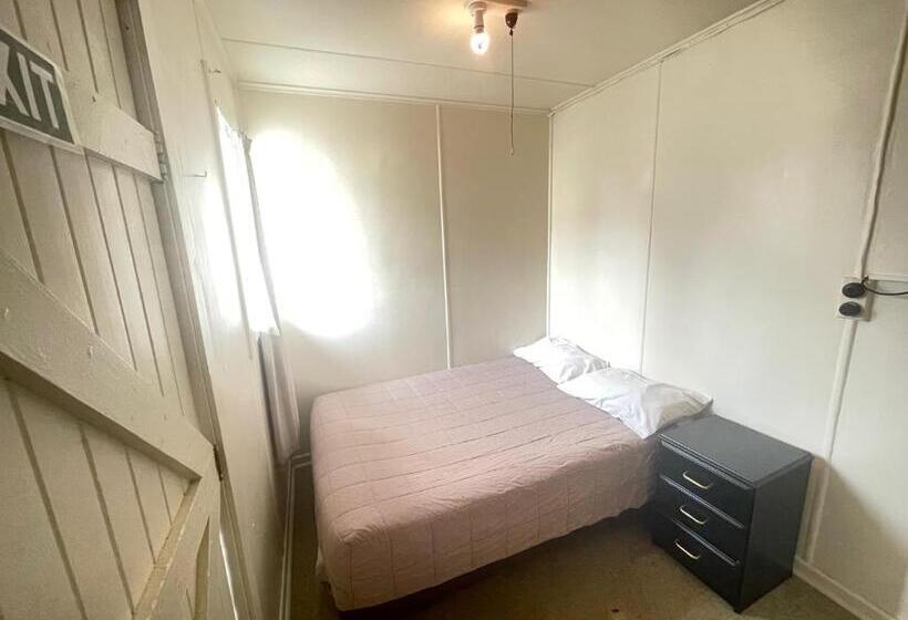 חדר אקונומי, Camellia Court Family Motel