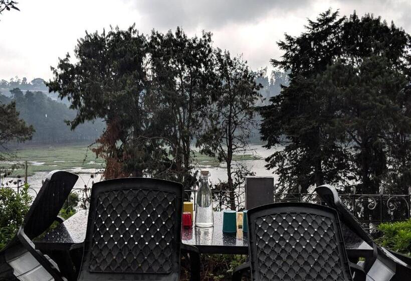 اتاق استاندارد با چشم‌انداز دریاچه, Reflections Guest House