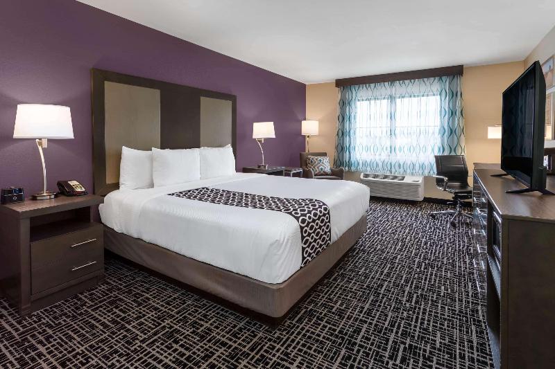 Семейный Номер, Mass Hotel Mentakab