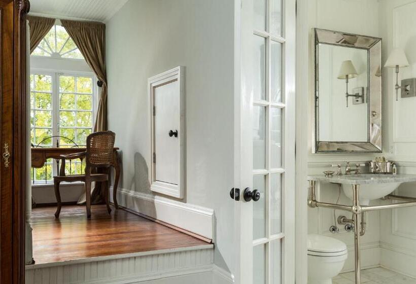 스위트 킹사이즈 침대, The Twelve Oaks Bed & Breakfast